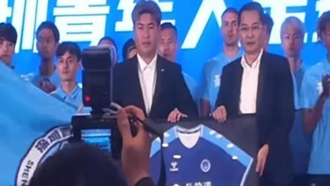 “穆里尼奥赛场争议：土耳其足协指控其失态，不端言行引发公众关注”